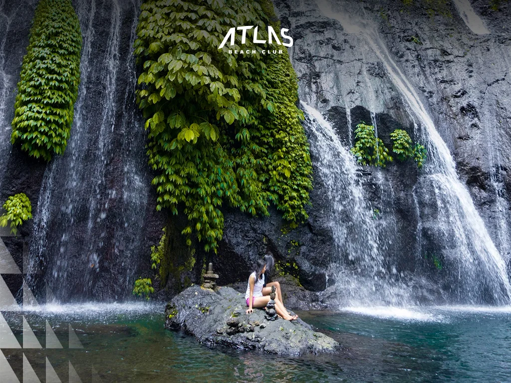 tourists at race – photographers in crowd – visitors enjoying tradition