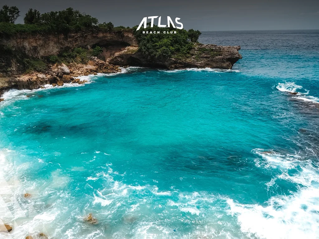 Nusa Ceningan beach, crystal-clear waters, tropical paradise