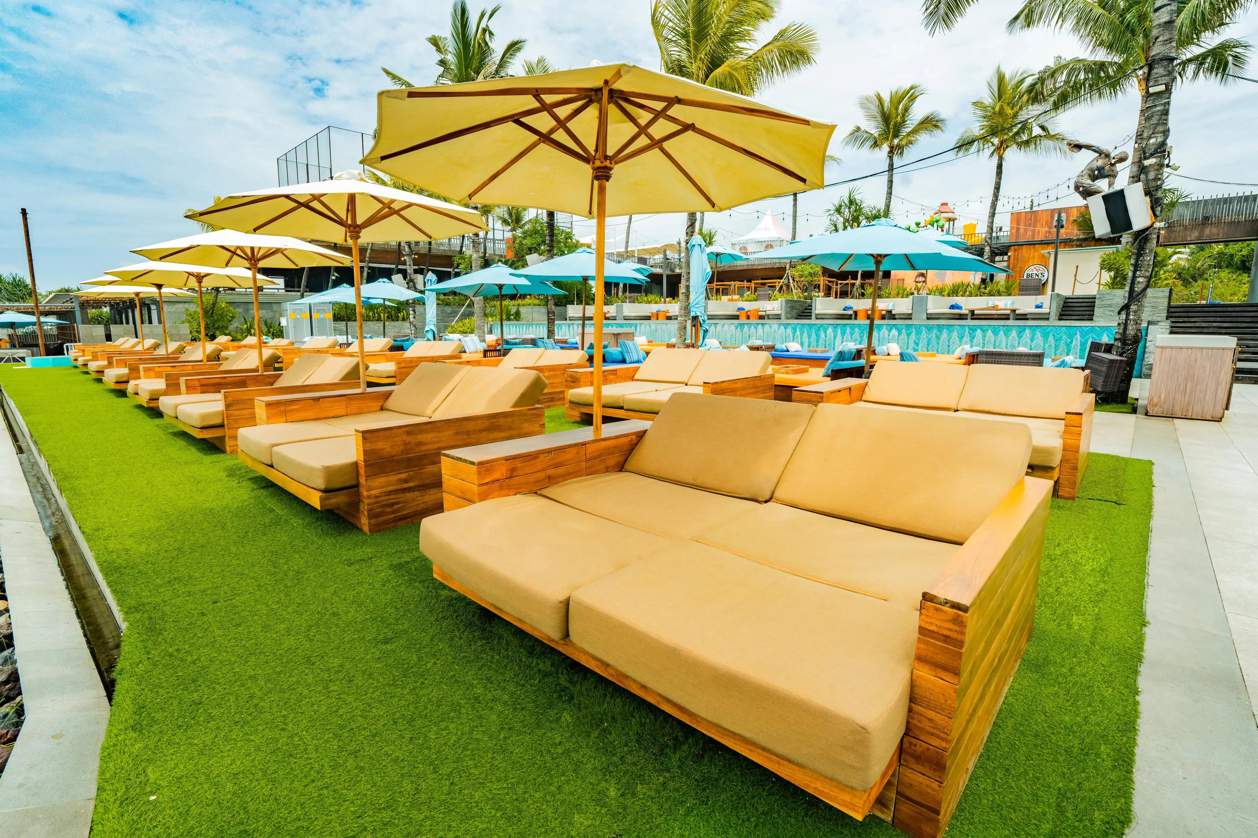 Table Section - Deck Side - Gallery - Deck Side - Daybed