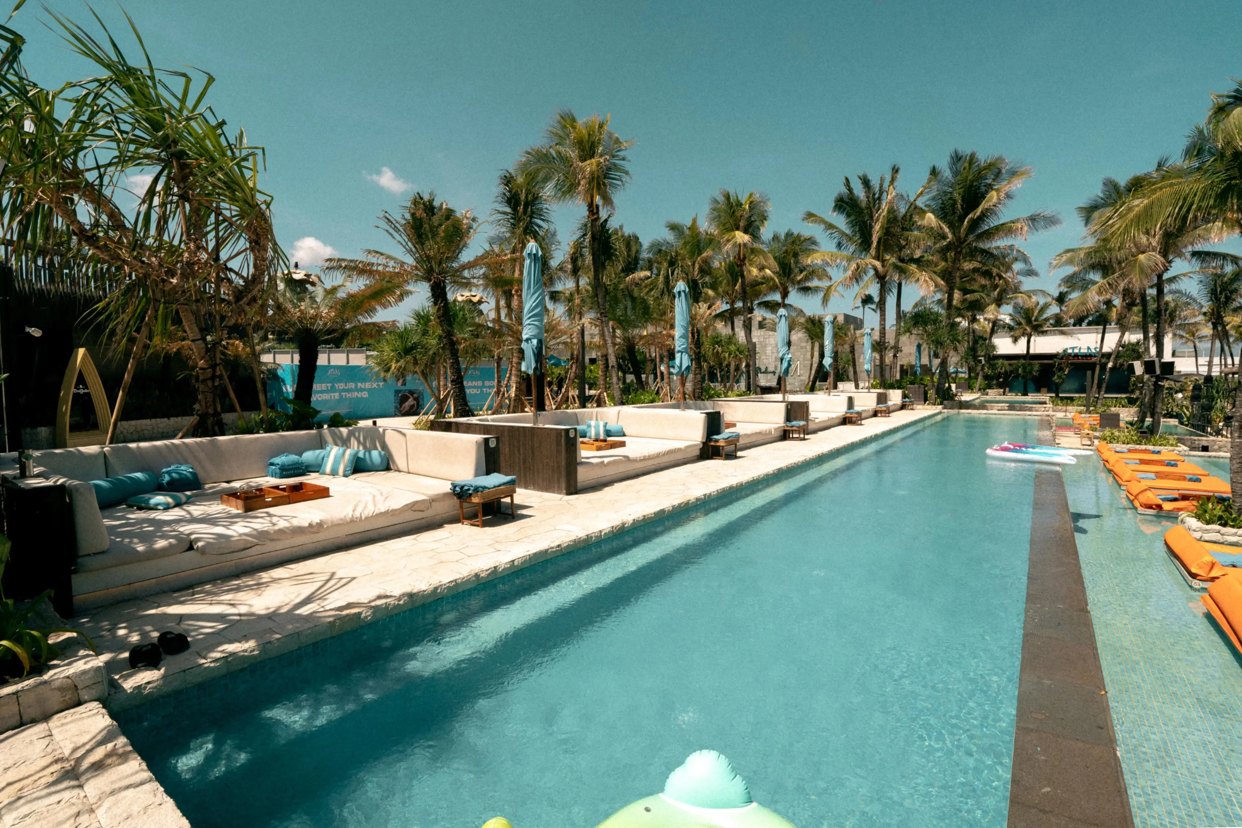 Table Section - Party Side - Gallery - Party Side - Pool Sofa